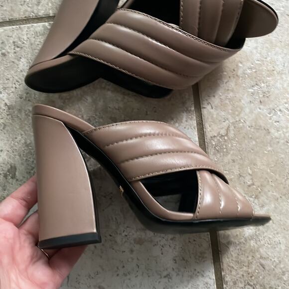 Gucci Leather 'Webby' Crossover Mules - Picture 4 of 15